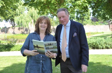 Das Unternehmen Holemans präsentiert Bücher zur Rohstoffgewinnung am Niederrhein.