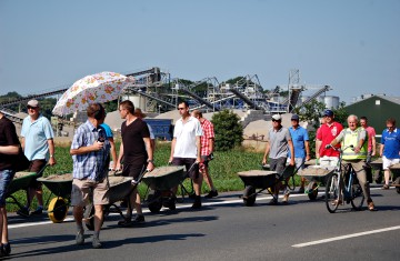 Engagement für den Niederrhein: Die Heeren-Herkener Kiesbaggerei GmbH bietet Führungen durch das Kieswerk und unterstützt Initiativen für den guten Zweck.