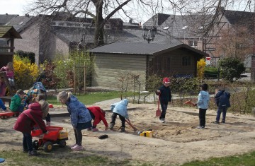 Engagement für den Niederrhein: Die Teunesen Sand und Kies GmbH spendet mehrmals jährlich Sand an Kindergärten und Grundschulen.