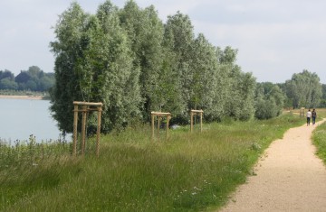 Engagement für den Niederrhein: Rad- und Wanderweg mit Sitzgruppe am Ellerdonksee